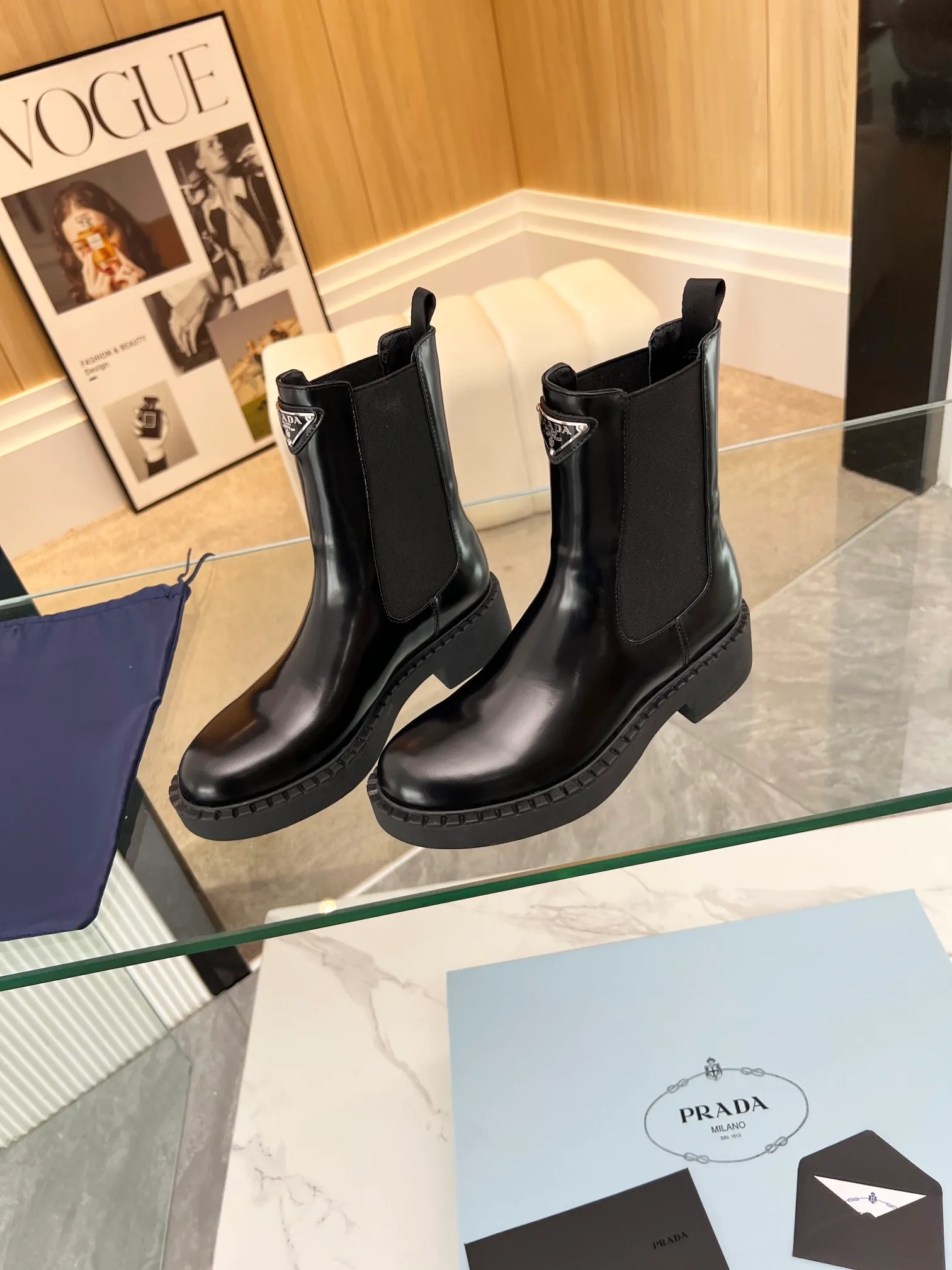 👟👟Ex-factory price 640👟👟 Top quality🔝2023 SSS launches Prada short boots series🌲🌲 🆚🆚🆚 💥PRADA's early autumn and winter T-stage catwalk show is the same style as "Dreams never sleep". Prada can use it on important occasions. The fresh style has a little extravagant feeling, and it is perfect on the feet. 💃💃Wear it with these shoes. Elegant, crystal clear, and various accessories and materials are exclusively customized one-to-one, so that there is no distance from the original version. The entire series is a combination of exciting and unexpected elements, allowing you to appreciate the ever-changing style of the Prada girl. 1⃣ Upper: Imported calfskin 🔴Cow patent leather ����Open edge beaded cowhide 🔴Inner lining: Imported sheepskin lining 3⃣Outsole: Original Italian outsole Color supply, code number 35-41